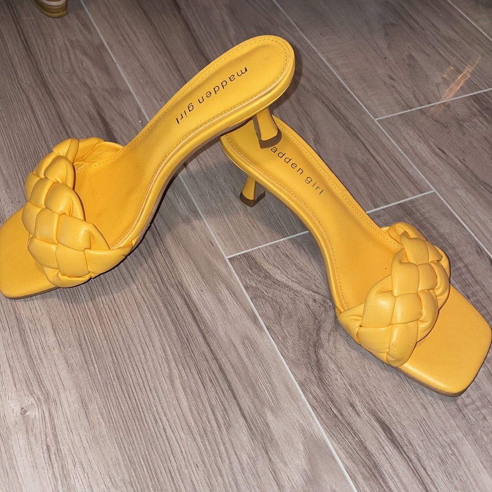 Yellow Steve Madden short heals size 8. Never worn outside, tried a few …